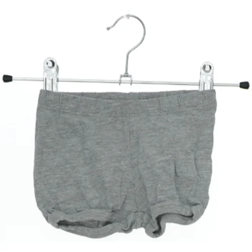 Grå shorts til børn fra H&M (str. 62)
