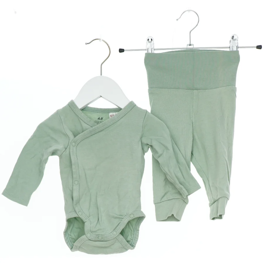 Grønt babysæt med bodystocking og bukser fra H&M (str. 62)