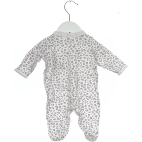 Babysparkedragt med dyreprint og hjerte motiv fra Babyworks (str. 62)