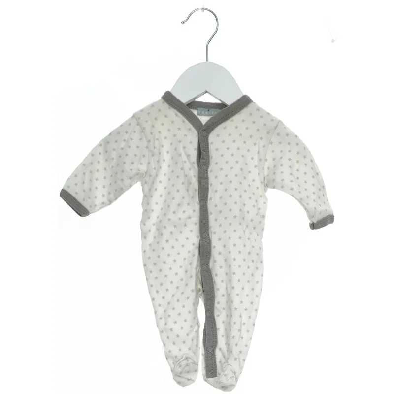 Babydragt med stjernemønster fra Bakito (str. 50)