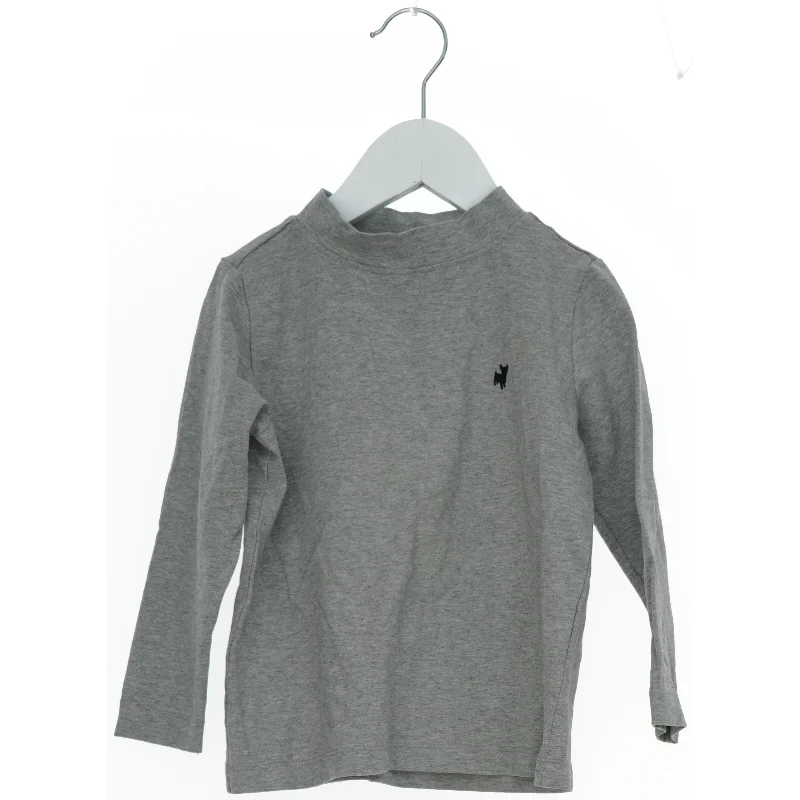 Grå langærmet bluse fra Pomp de Lux (str. 98)