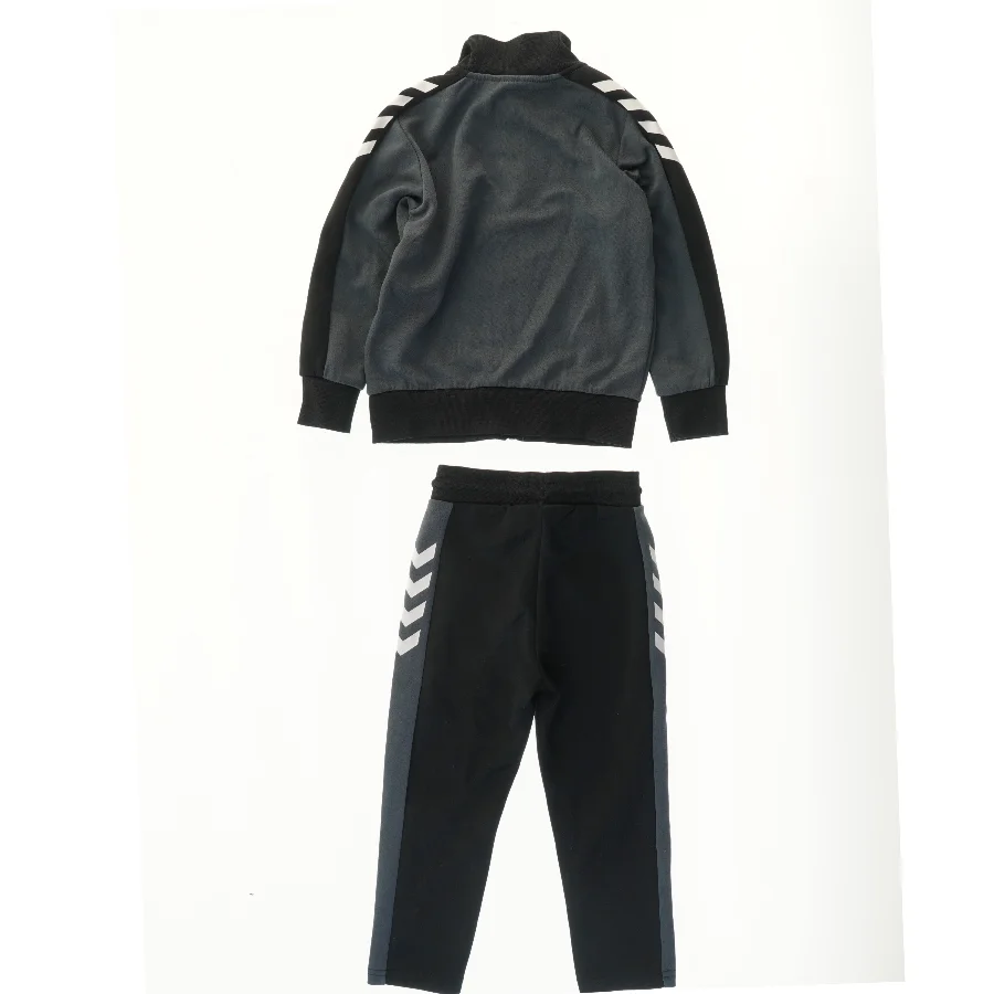 Træningssæt med jakke og bukser fra Hummel (str. 104)