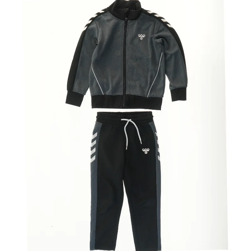 Træningssæt med jakke og bukser fra Hummel (str. 104)