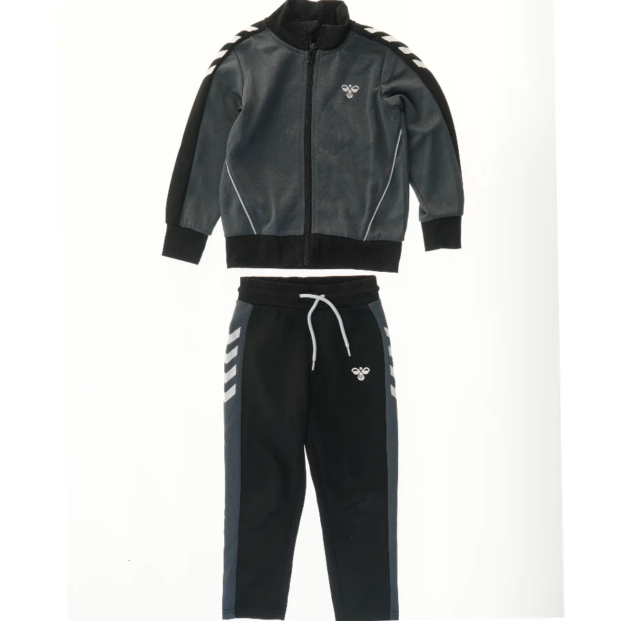 Træningssæt med jakke og bukser fra Hummel (str. 104)