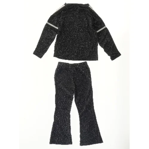 Klassisk sort trøje og bukser sæt fra Kids Up (str. 116)
