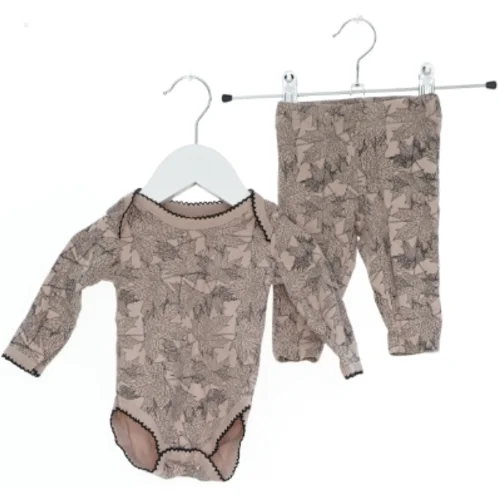 Baby sæt med body og bukser med bladprint fra Petit (str. 62)