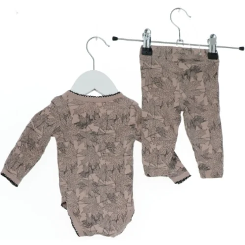 Baby sæt med body og bukser med bladprint fra Petit (str. 62)