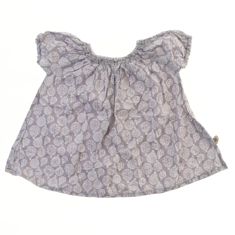 Kortærmet bluse med mønster fra Pomp de Lux (str. 122)