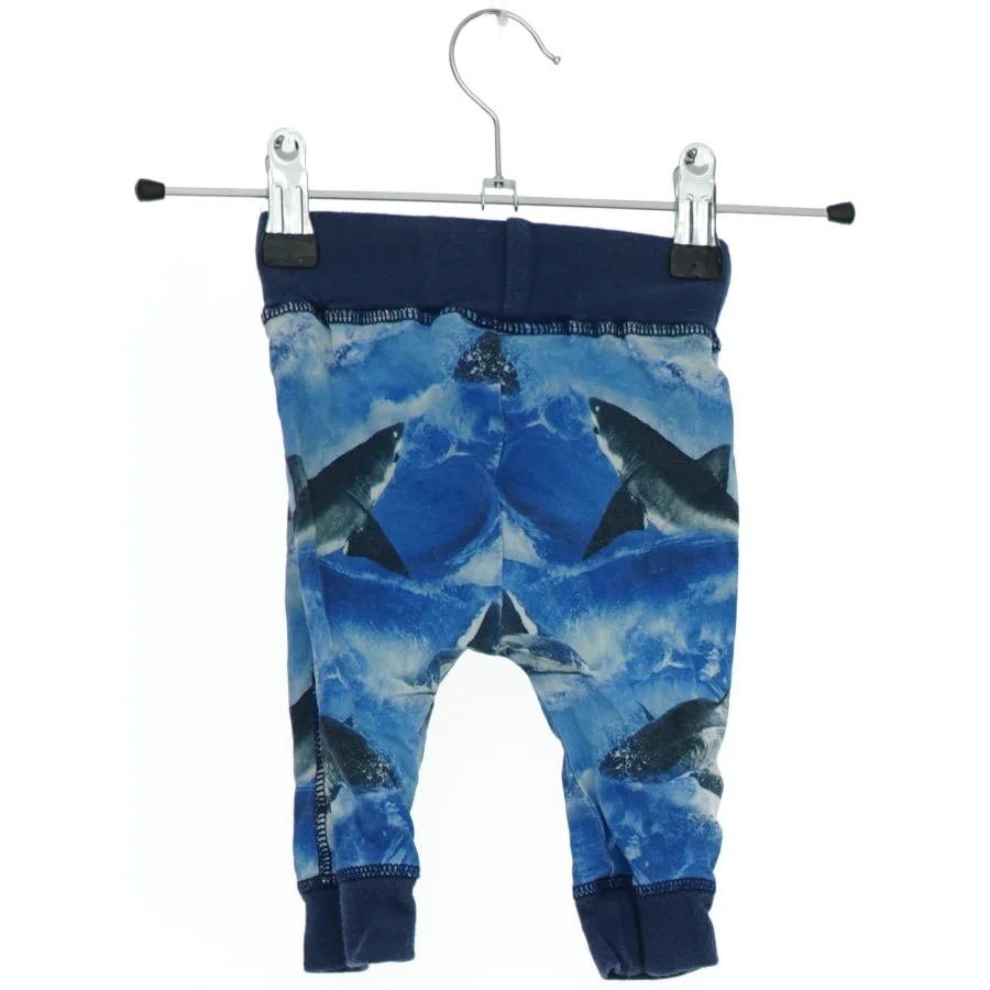Bukser med hajprint fra Molo (str. 56)