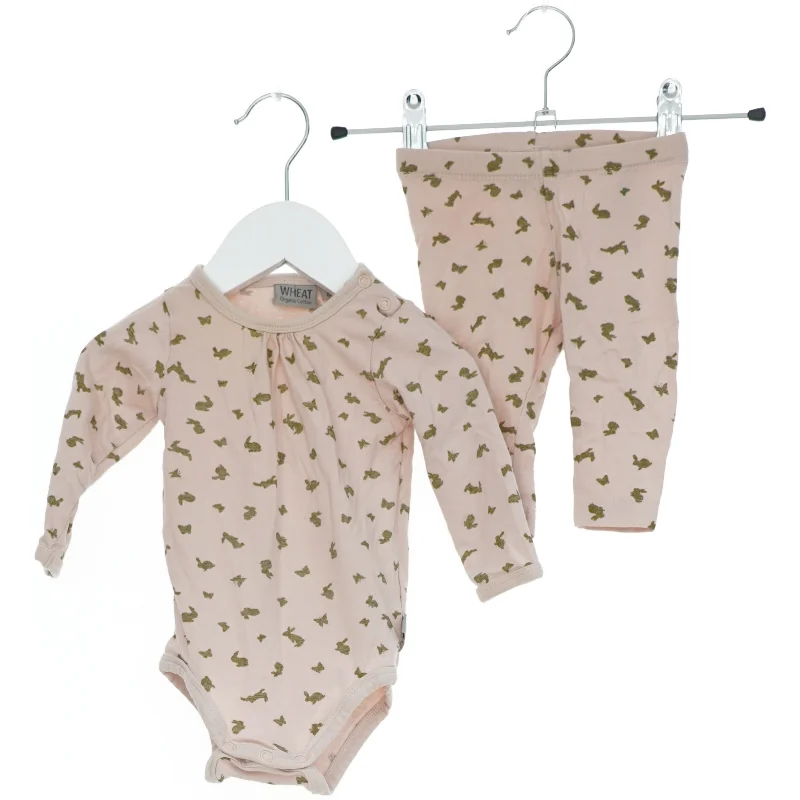 Lyserødt sæt med bodystocking og bukser fra Wheat (str. 62)