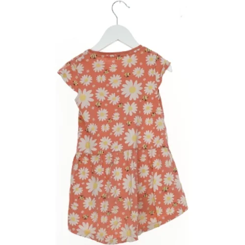 Børnekjole med blomstermønster fra Basic needs (str. 110)