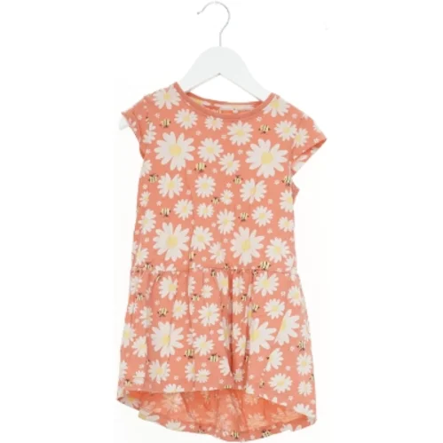 Børnekjole med blomstermønster fra Basic needs (str. 110)