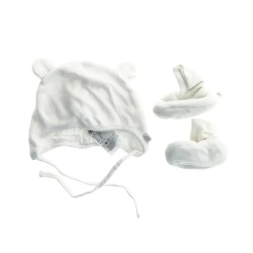 Hvid babyhue og vanter fra H&M (str. 56)