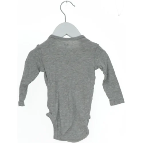 Grå bodystocking med lange ærmer fra H&M (str. 68)