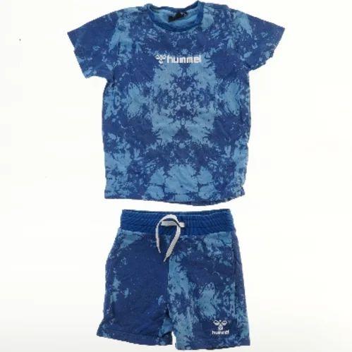Blå tie-dye T-shirt og shorts sæt fra Hummel (str. 116)