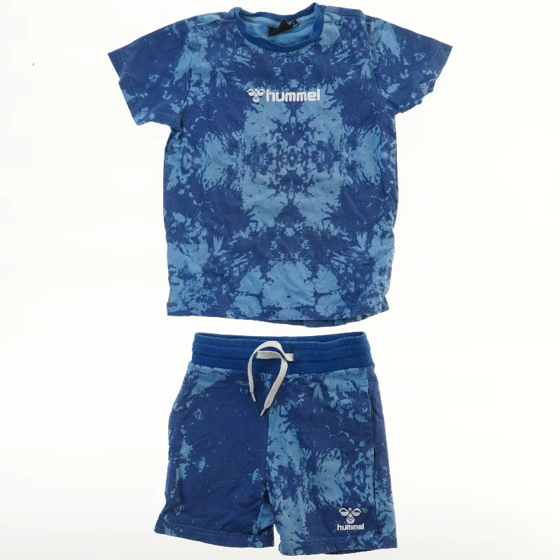 Blå tie-dye T-shirt og shorts sæt fra Hummel (str. 116)