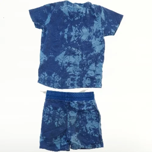 Blå tie-dye T-shirt og shorts sæt fra Hummel (str. 116)