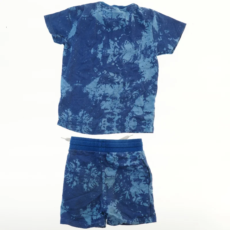Blå tie-dye T-shirt og shorts sæt fra Hummel (str. 116)