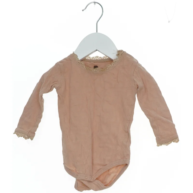 Langærmet rosa bodystocking med blondekant fra En Fant (str. 62)