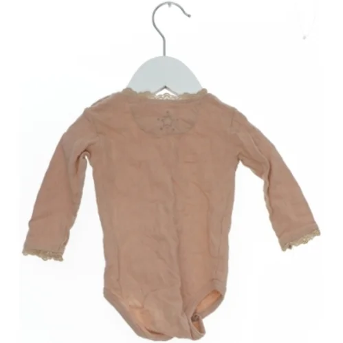 Langærmet rosa bodystocking med blondekant fra En Fant (str. 62)