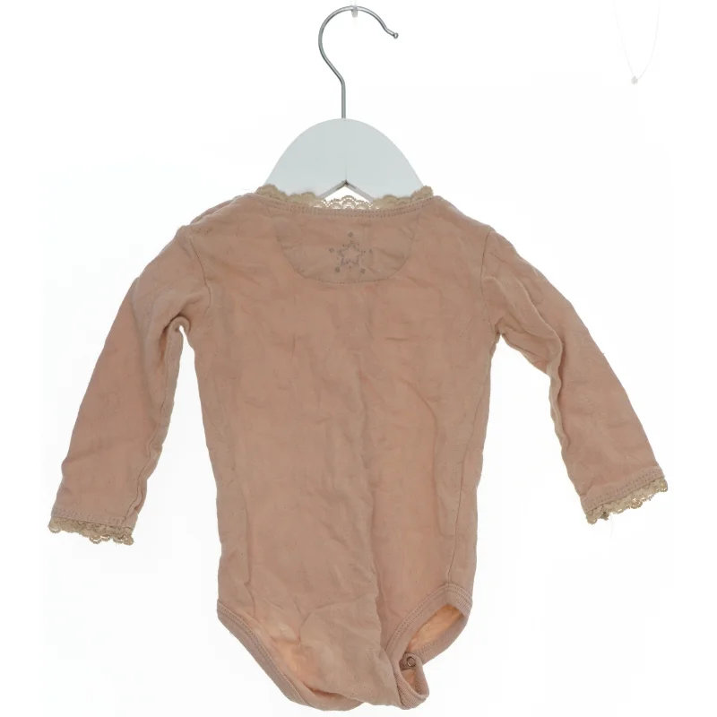 Langærmet rosa bodystocking med blondekant fra En Fant (str. 62)