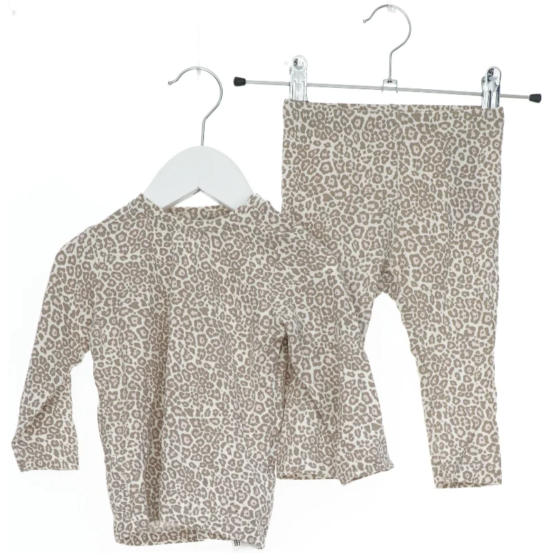 Leopard mønstret sæt til børn fra Name It (str. 74)