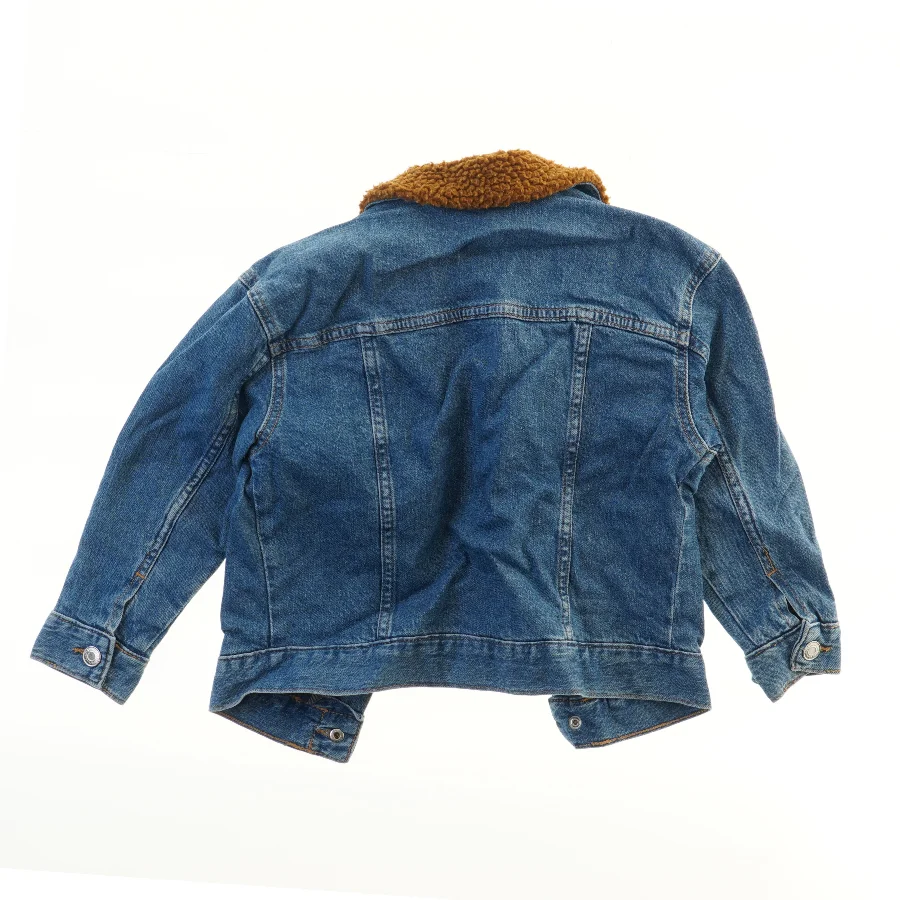 Denimjakke med foer og pelskrave (str. 116)