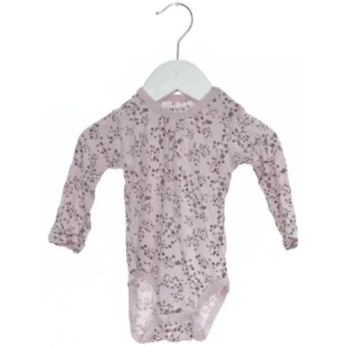 Langærmet blomsterbody til baby fra Hust & Claire (str. 62)