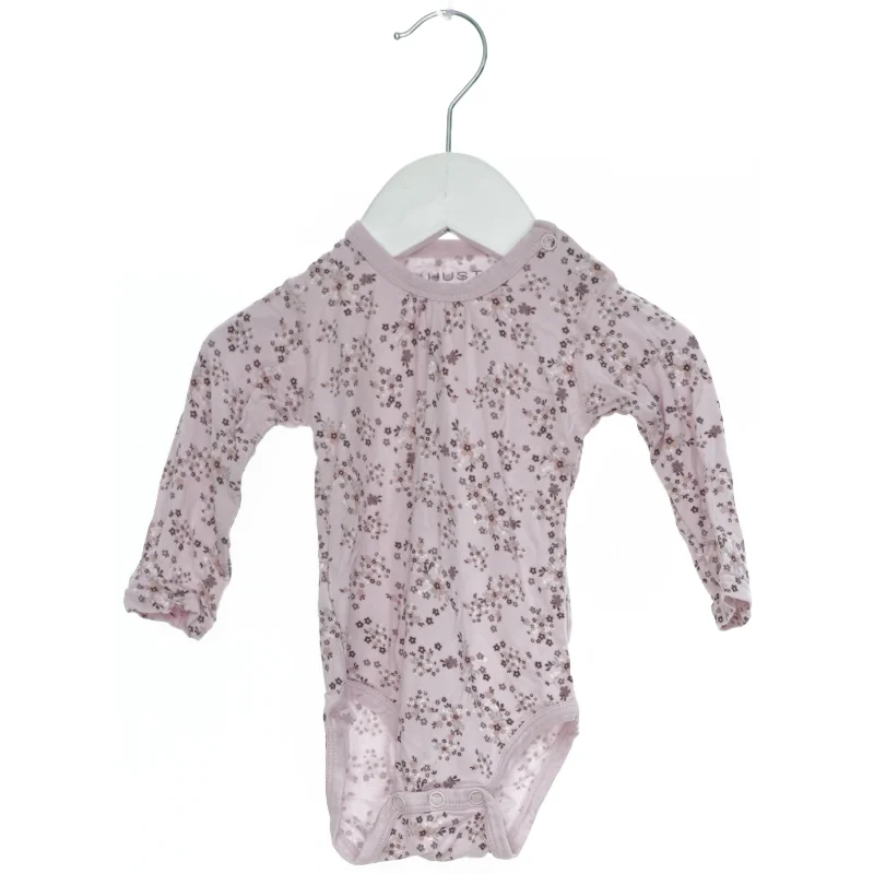 Langærmet blomsterbody til baby fra Hust & Claire (str. 62)
