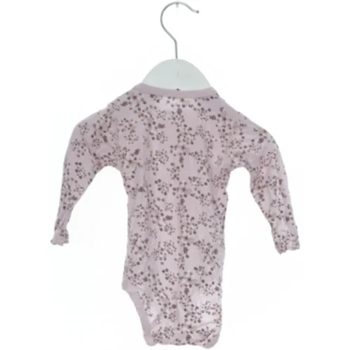 Langærmet blomsterbody til baby fra Hust & Claire (str. 62)