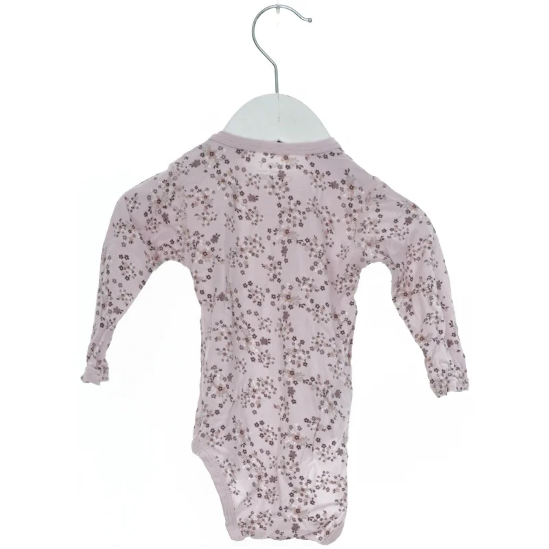 Langærmet blomsterbody til baby fra Hust & Claire (str. 62)