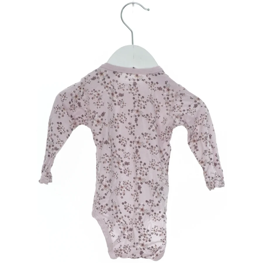 Langærmet blomsterbody til baby fra Hust & Claire (str. 62)