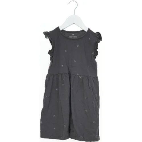 Sort kjole med små mønstre fra H&M (str. 110)