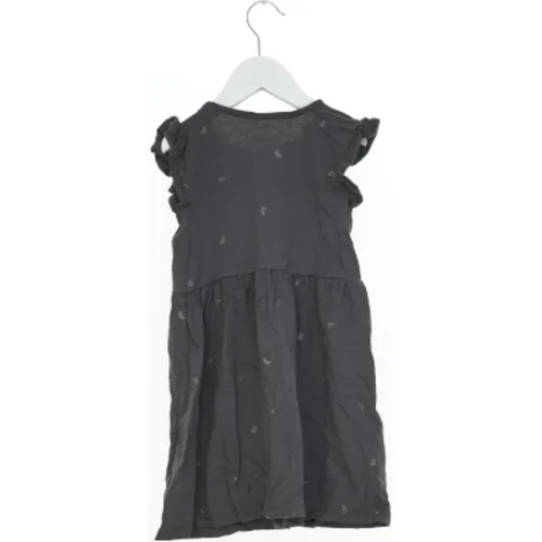 Sort kjole med små mønstre fra H&M (str. 110)