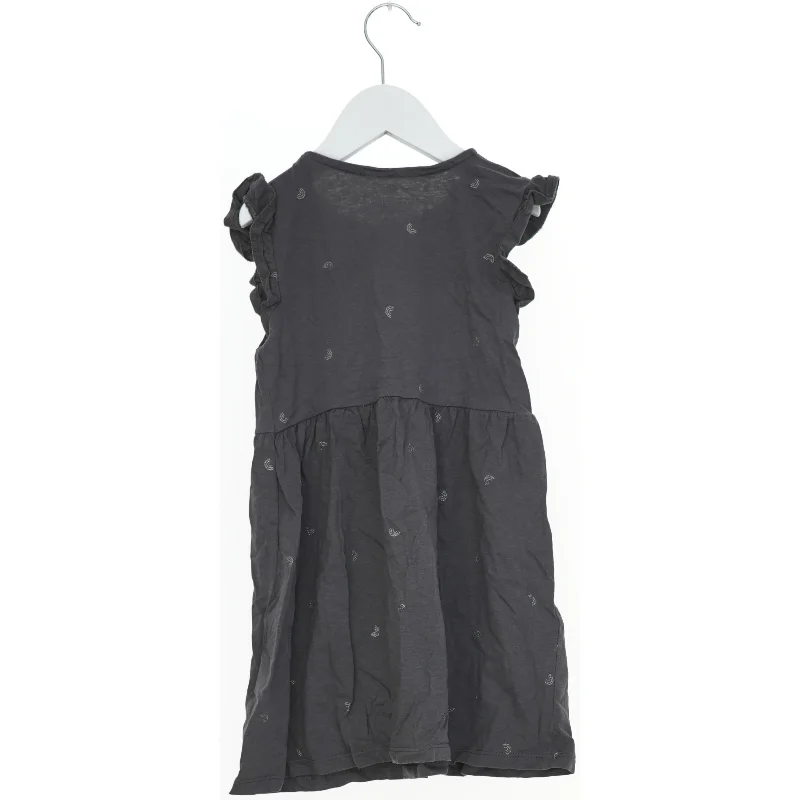 Sort kjole med små mønstre fra H&M (str. 110)