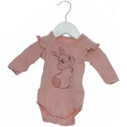 Lyserød bodystocking med kaninmotiv fra Name It (str. 56)