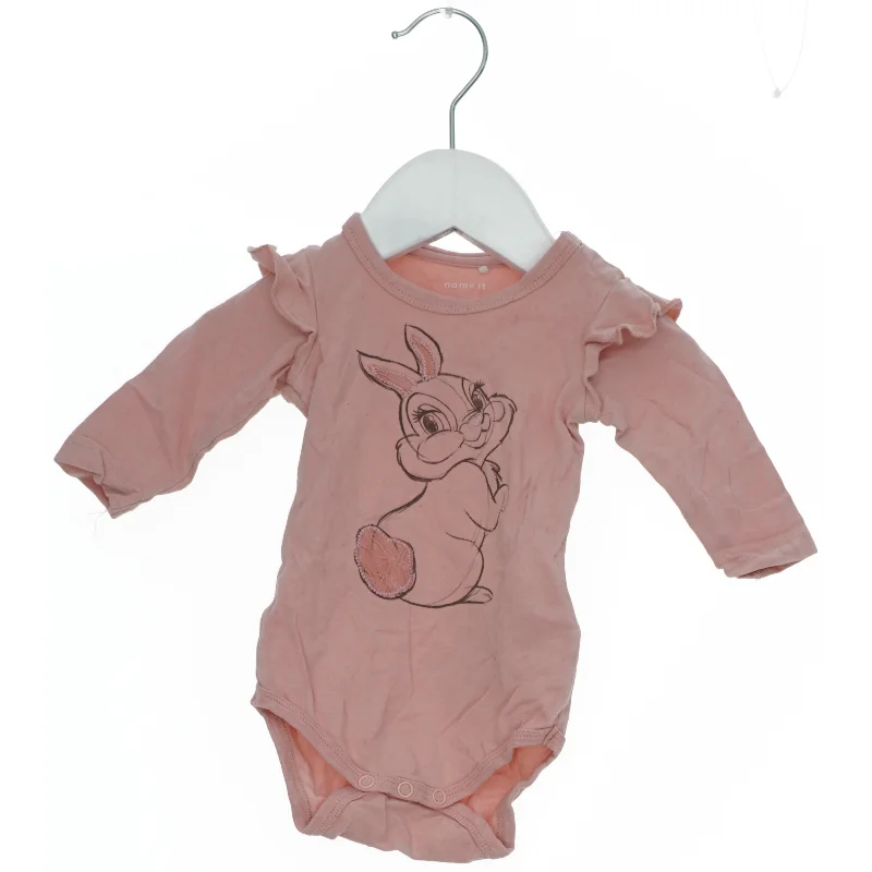 Lyserød bodystocking med kaninmotiv fra Name It (str. 56)