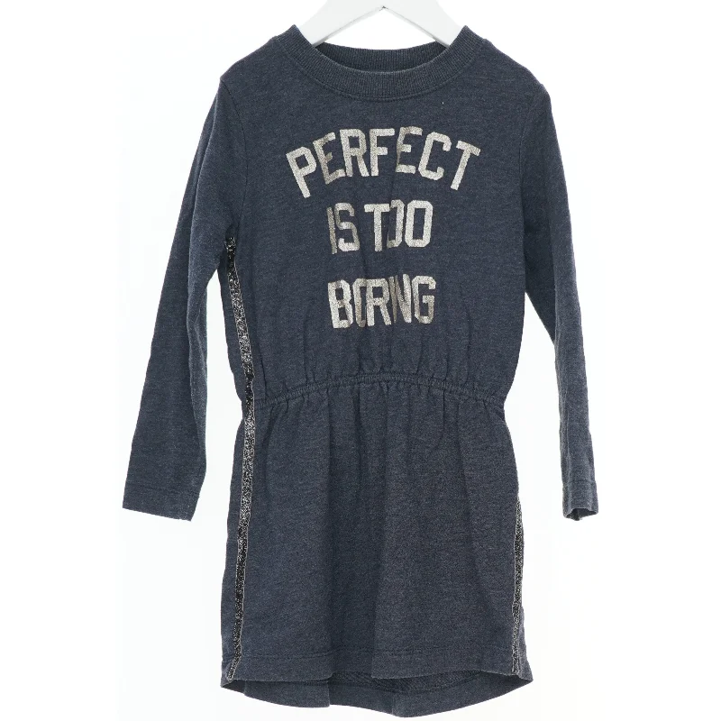 Kjole med tekst fra Name It (str. 116)