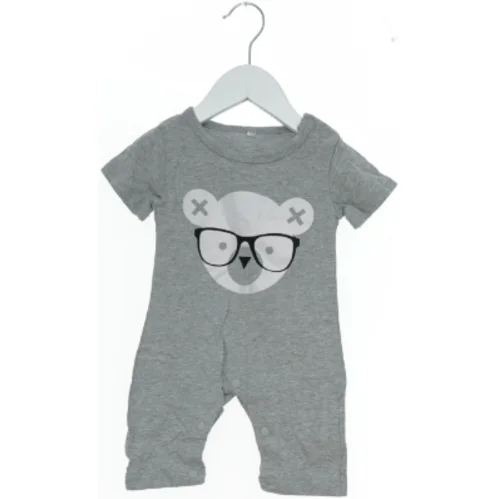 Grå heldragt med bjørnemotiv (str. 74)