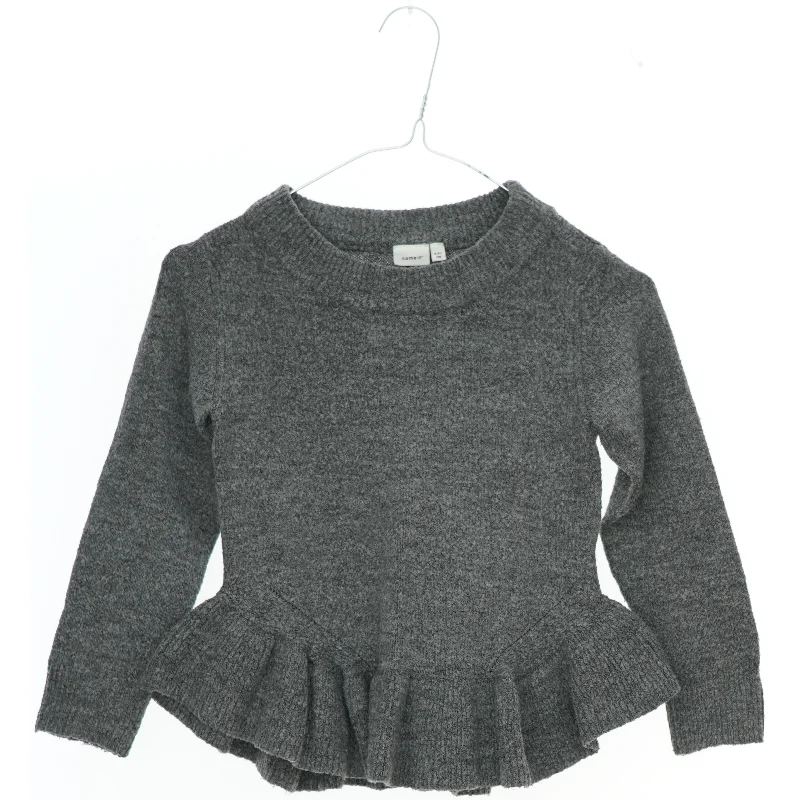 Grå striktrøje med flæsedetaljer fra Name It (str. 116)