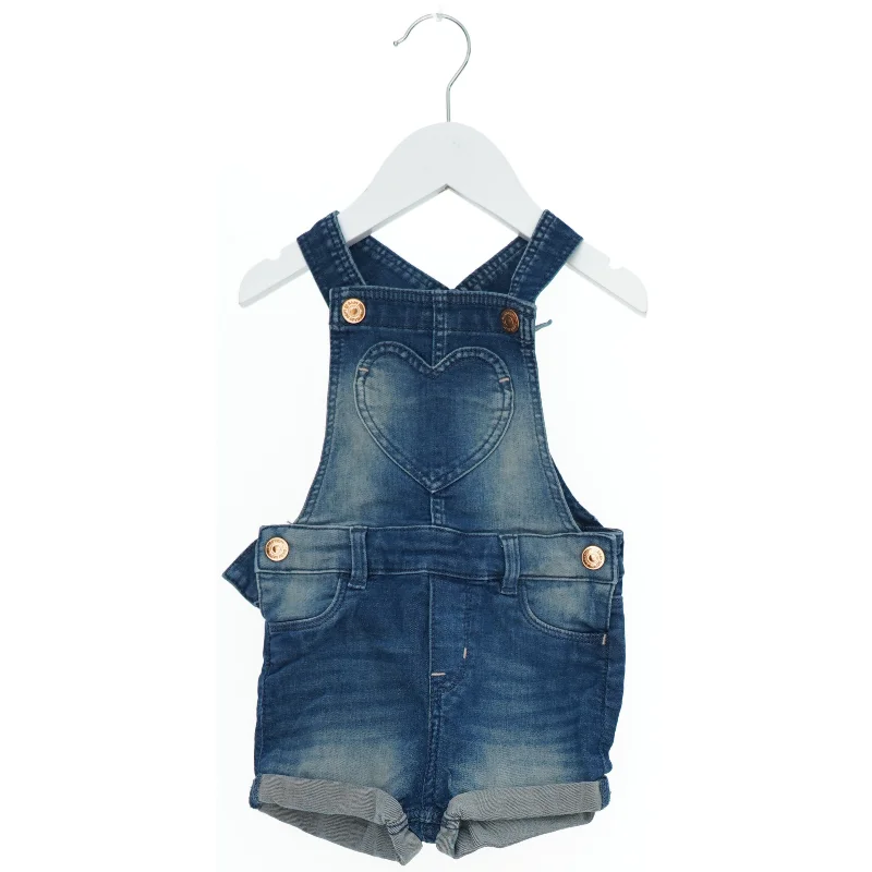 Denim børneshortsoveralls med hjertedetalje fra H&M (str. 74)