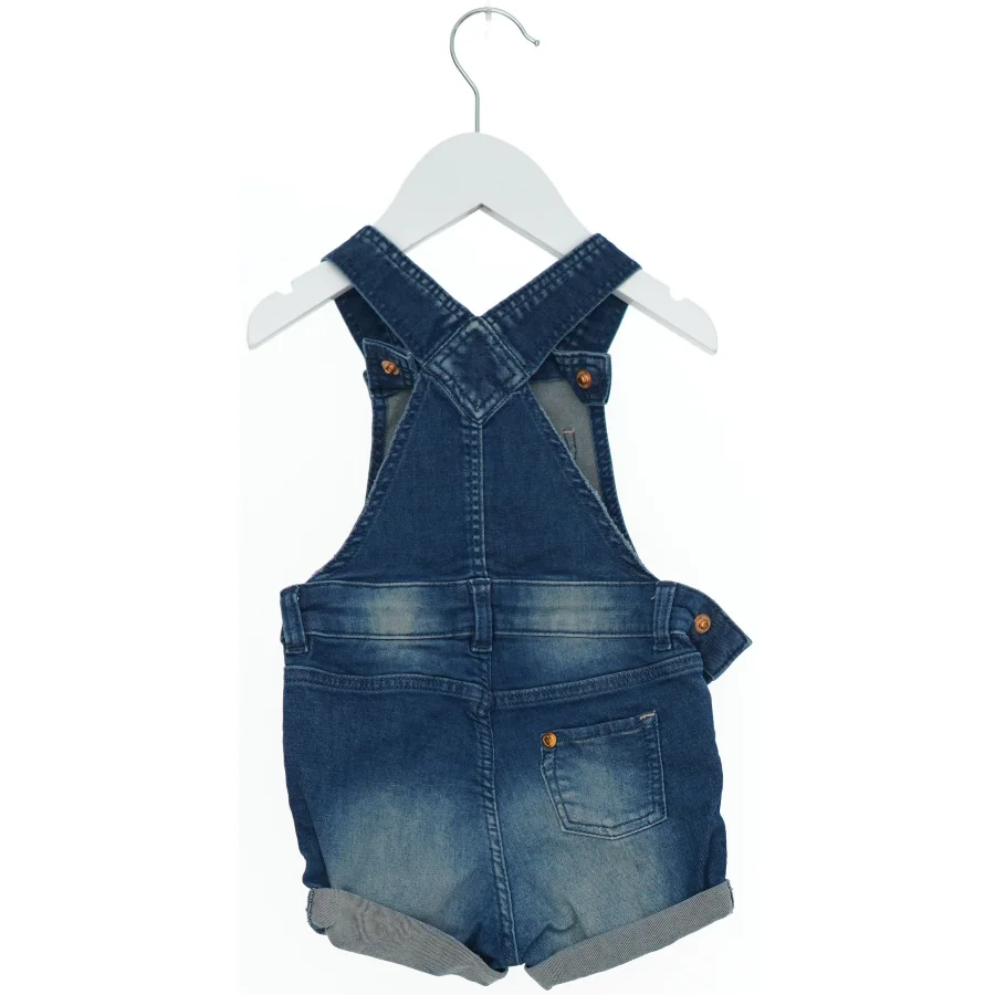 Denim børneshortsoveralls med hjertedetalje fra H&M (str. 74)