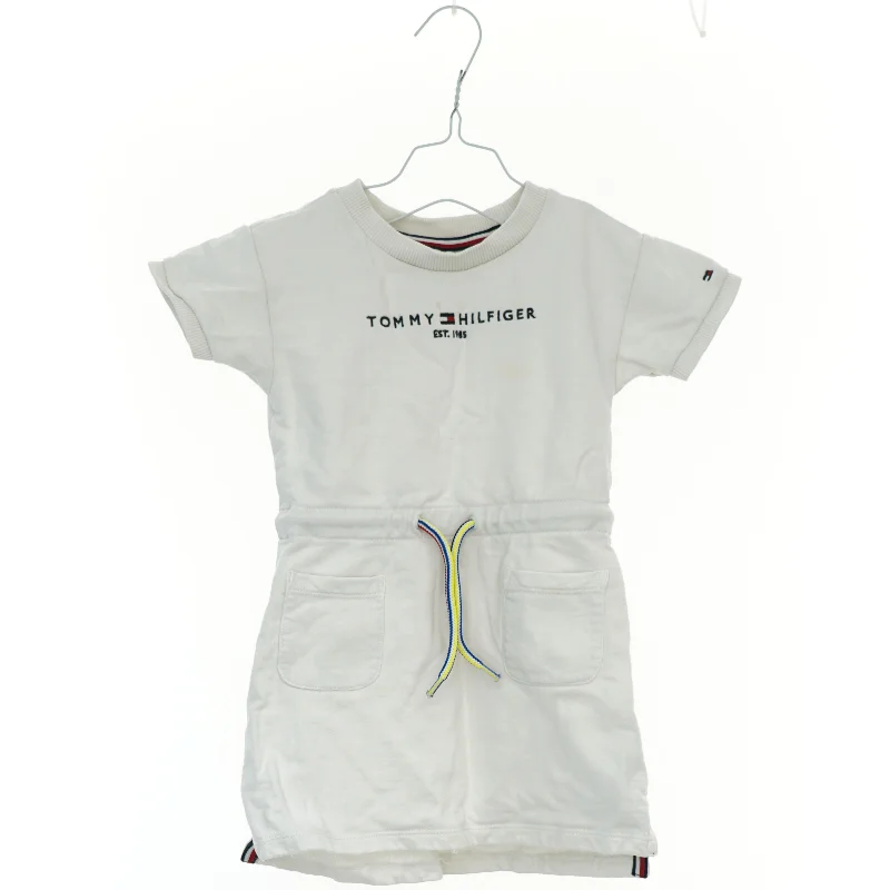 Kjole fra Tommy Hilfiger (str. 104 cm)