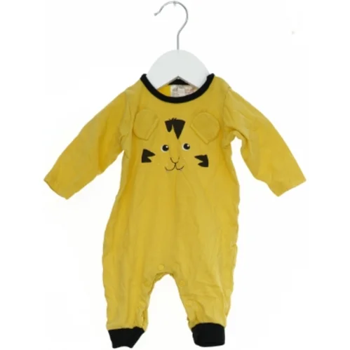 Gul heldragt med dyremotiv fra H&M (str. 50)