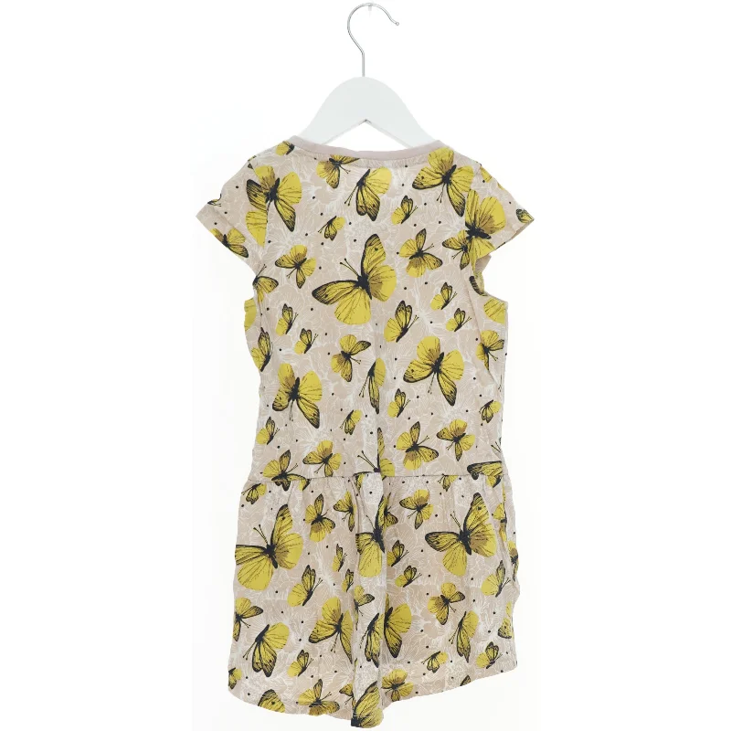 Kjole med sommerfugle mønster fra Basic needs (str. 110)