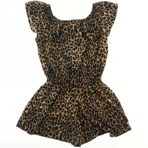 Kort buksedragt med leopardmønster fra Basic needs (str. 122)