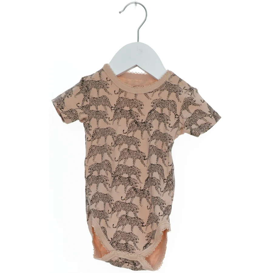 Kortærmet bodystocking med leopardmønster fra Petit (str. 74)