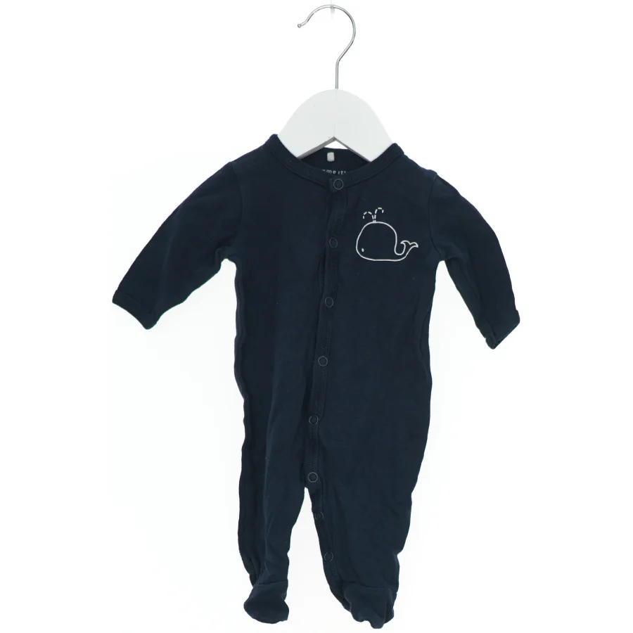 Mørkeblå heldragt til baby fra Name It (str. 56)