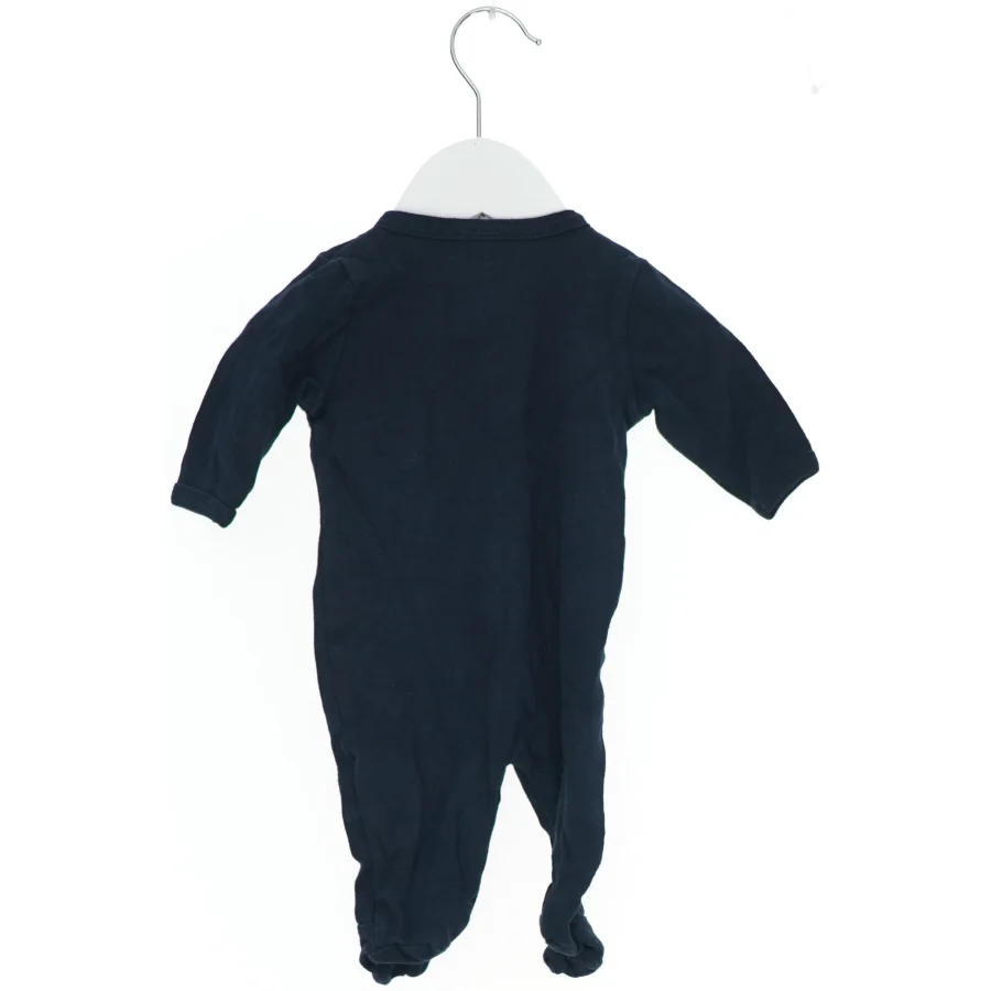 Mørkeblå heldragt til baby fra Name It (str. 56)