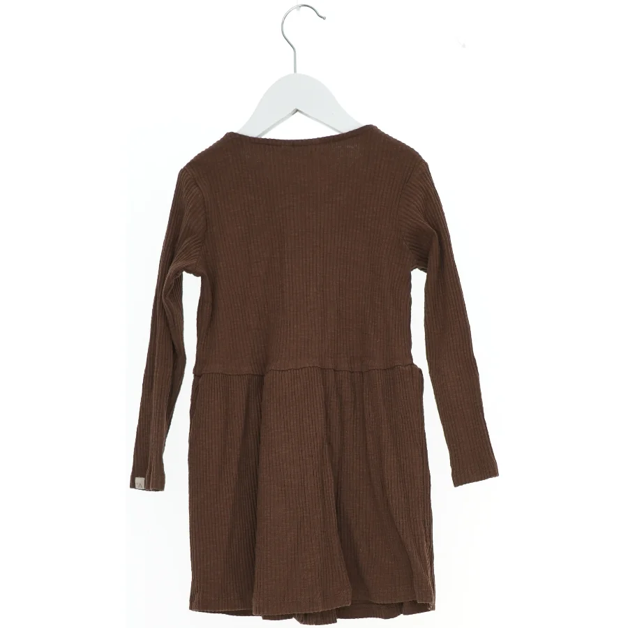 Brun kjole med knapper fra Lil atelier (str. 104)
